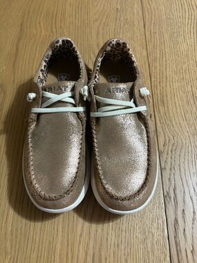 Ariat Metallic Rose Gold Moccasin Sneakers with Cream Laces